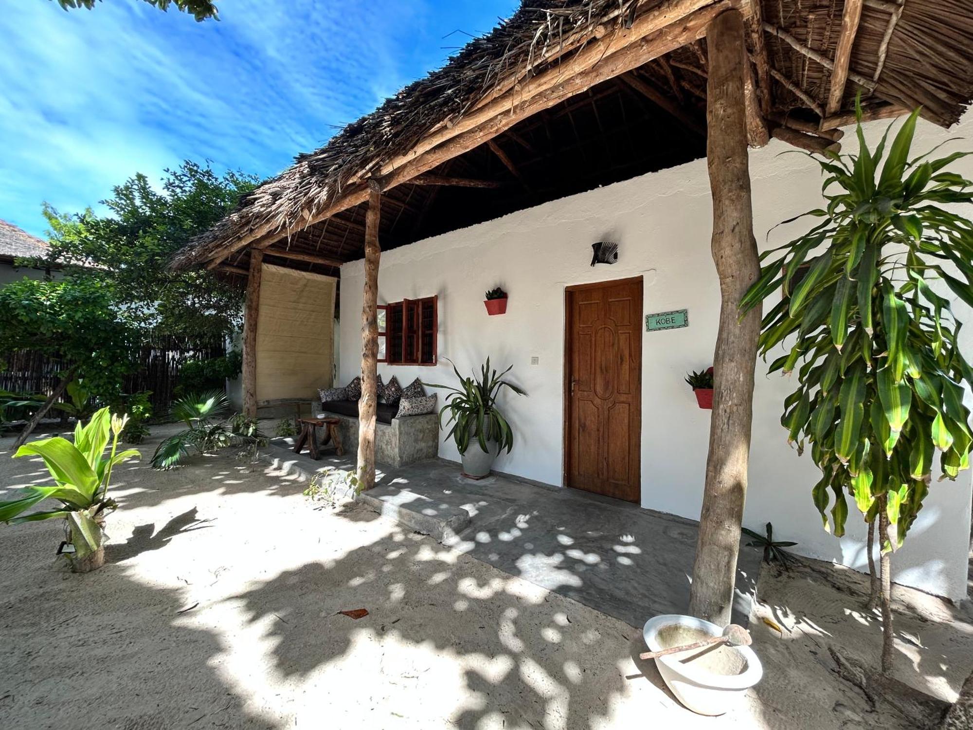 Bahari Beach Bungalows ジャンビアニ エクステリア 写真